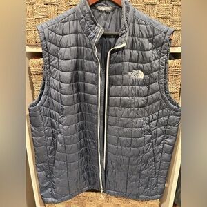 The North Face dark navy blue thin men’s sleeveless puffer jacket large like new